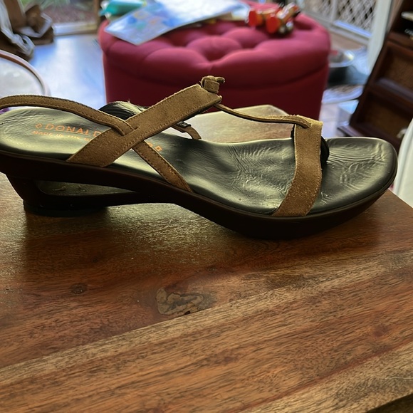 Donald J Pliner Women’s CISSO Sandals -Gold Metallic Size 8 - Picture 3 of 8